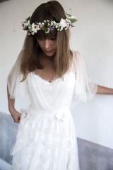Robe de mariée en tulle de soie et couronne de fleurs Sylvie Mispouillé