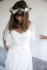 Robe de mariée en tulle de soie et couronne de fleurs Sylvie Mispouillé